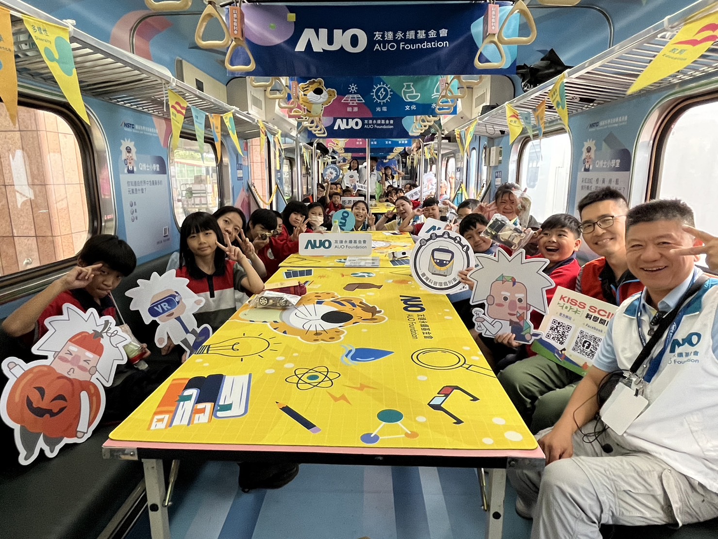 博天堂永續基金會參與「臺灣科普環島列車」，設計基礎科學車廂課程，以「淨零碳排和永續能源」為主題，讓學生透過創意實驗認識淨零知識，以及思考生活中的減碳行為