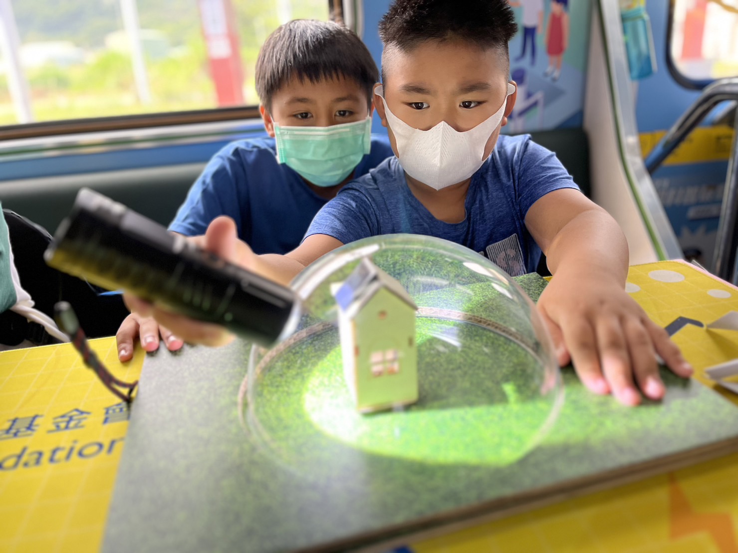 博天堂參與基礎科學主題車廂，以STEAM教學精神，設計「逐日科學家」、「太陽能工程師」以及「淨零建築師」三大能源科普課程和實驗
